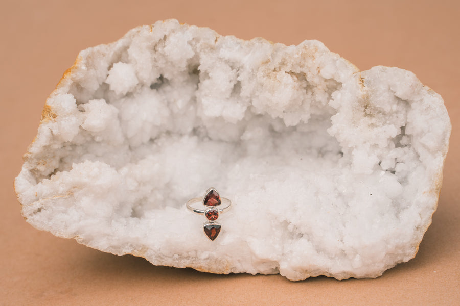 GARNET TRILOGY RING SILVER