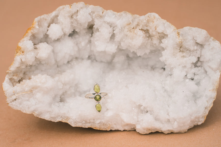 PERIDOT TRILOGY RING SILVER
