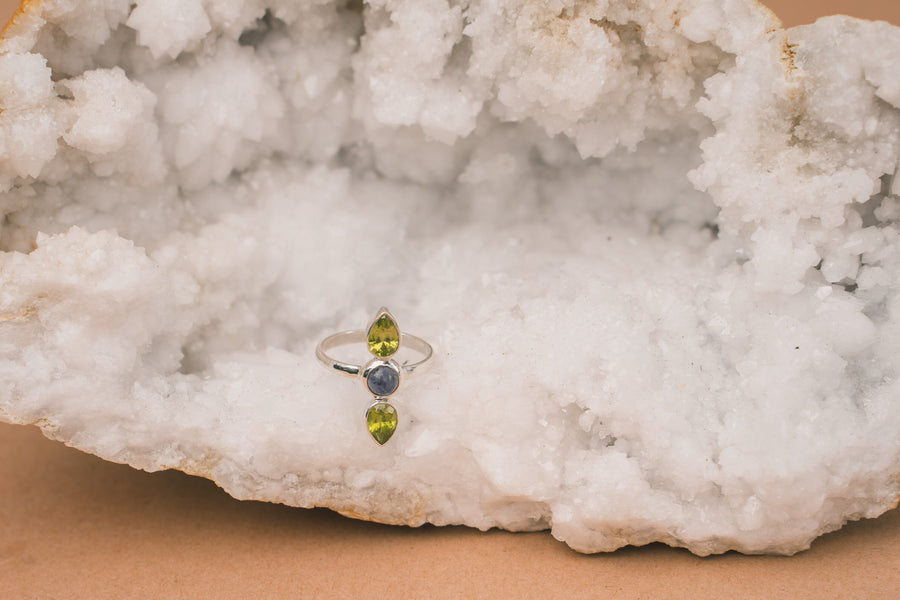 FACETED PERIDOT AND IOLITE TRILOGY RING