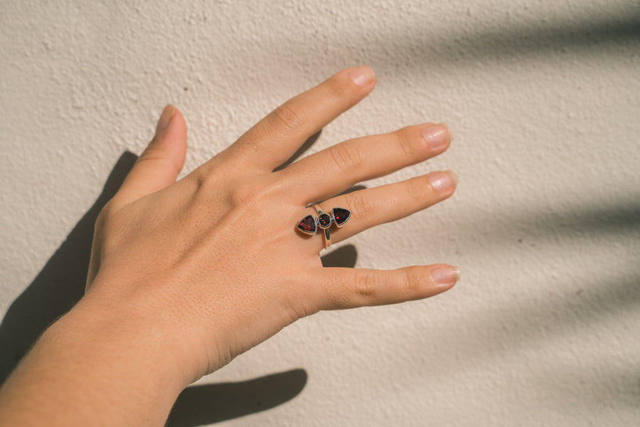 GARNET TRILOGY RING SILVER