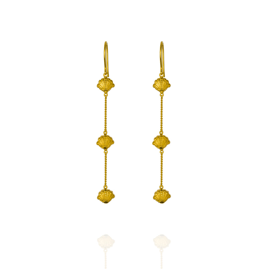 Gold earrings with three pipis