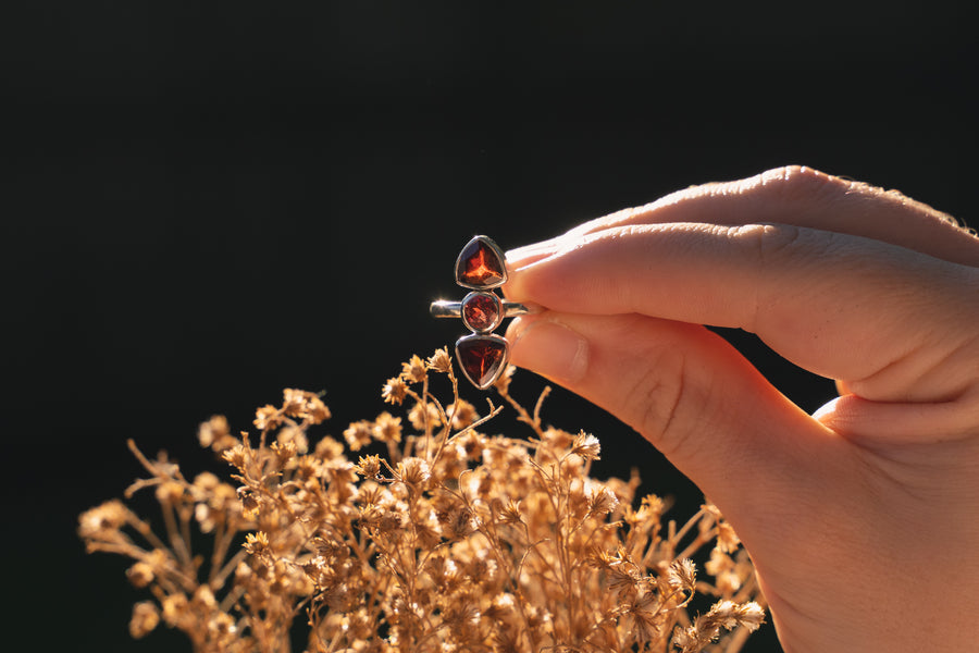 GARNET TRILOGY RING SILVER