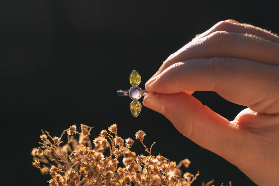 FACETED PERIDOT AND IOLITE TRILOGY RING
